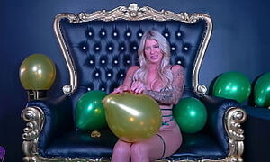 Lolly Learns She LOVES Balloon Popping! 4K