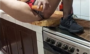 Milf culona se masturba en la cocina mientras prepara la cena