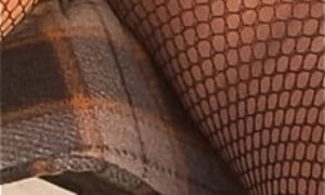 Sin bragas bajo la mesa en un bar