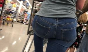 Massive donk phat ass white girl at Food Lion