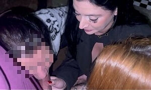 Puta que pariu!!! 3 gostosas chupando um pauzudo que estava na pra&ccedil_a, a Safada Monica Lima, tirou todo leitinho do pau