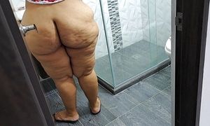 I masturbate watching my beautiful stepmother's big butt