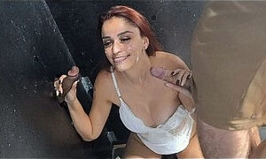 Primeira vez da esposa chupando e fodendo sem camisinha nas cabines gloryhole!