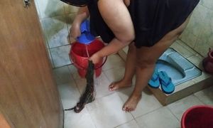 (Family Sex) 45 year old ke pakistani ma bathroom mein kapde dho rahee thee tabhe usaka beta aya aur usake chudai kar de