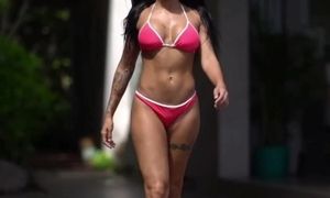 Shanna Kress plus sexy que jamais en maillot de bain